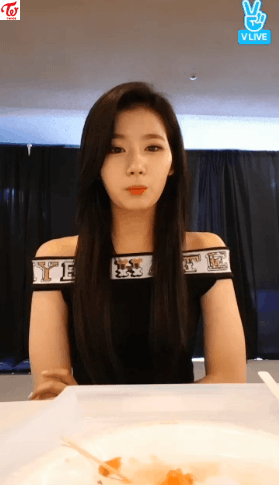 [트와이스] 오늘자 사나가 한땀한땀 씨앗 뺀 수박 지효가 먹자 반응ㅋㅋㅋ | 인스티즈