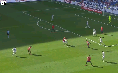 모드리치 두명을 뚫어버리는 턴.gif | 인스티즈