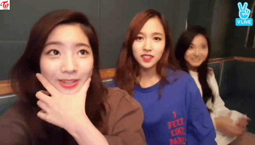 [트와이스] 동생들 v앱 생방송 하는데 방해하는 나연이랑 지효 ㅋ | 인스티즈