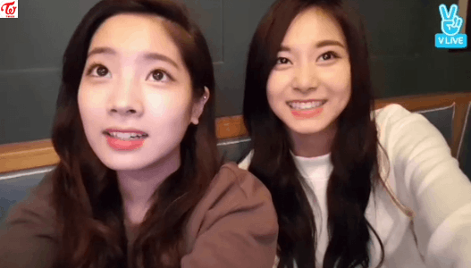 [트와이스] 동생들 v앱 생방송 하는데 방해하는 나연이랑 지효 ㅋ | 인스티즈