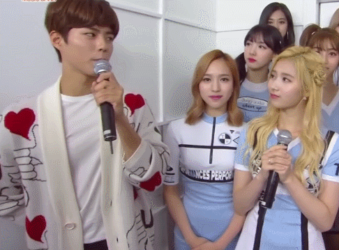 박보검 트와이스 정면승부.gif | 인스티즈
