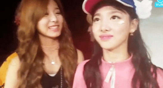 [트와이스] 나연 생일날 뽀뽀해주기로 하고 모른척하는 쯔위. 빼박증거영상ㅋ | 인스티즈