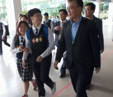 오늘 문재인 방문에 중학생들 반응.JPG | 인스티즈