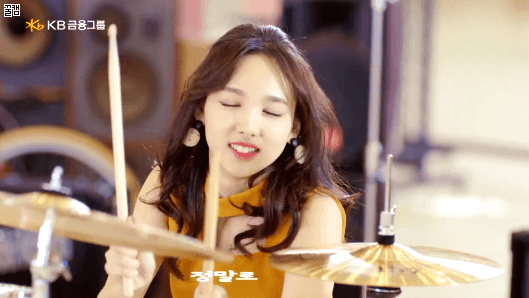 복고풍 컨셉 뮤비찍은 트와이스 (국민카드 CF) | 인스티즈