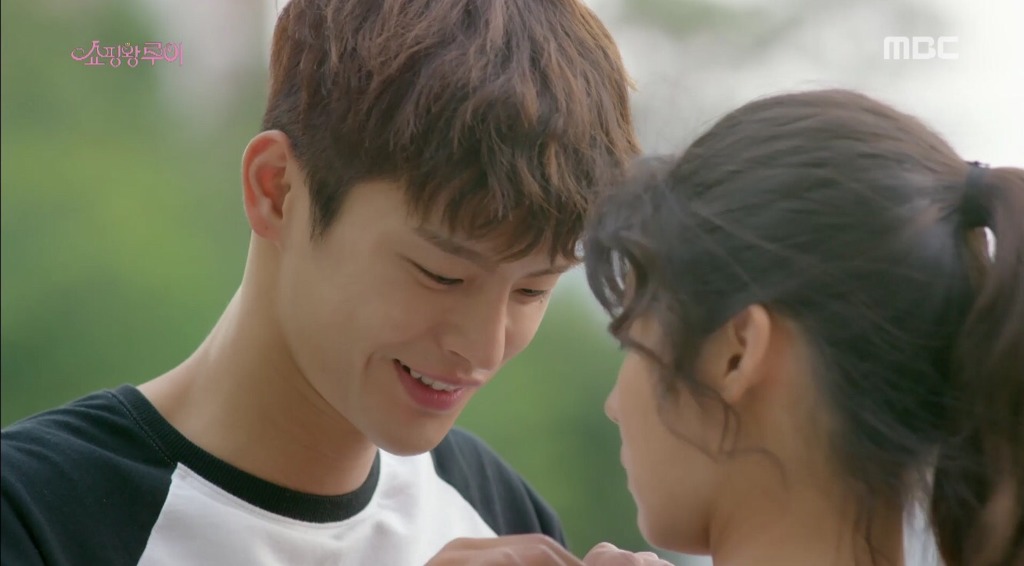 [쇼핑왕루이] 설레는 버스정류장신.swf (남지현, 훅 들어온 서인국에 '두근') | 인스티즈