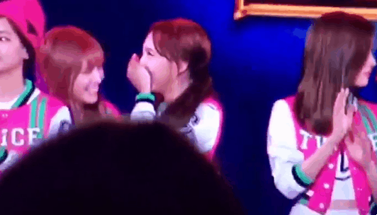 폭죽에 놀란 트와이스 쫄보 둘 | 인스티즈