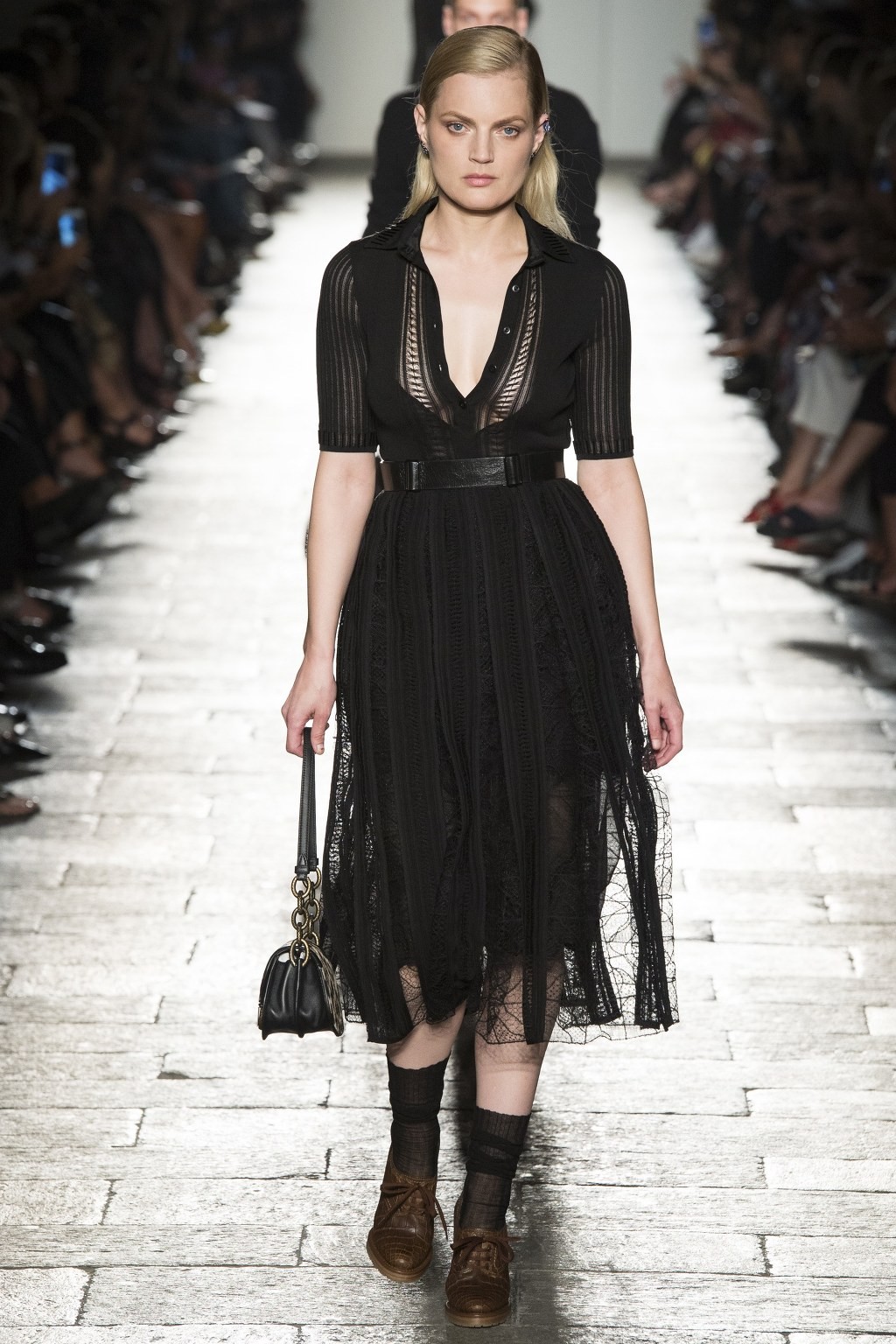 [보테가베네타] 50주년 기념 레전드, 탑 모델 대거 등장한 Bottega Veneta S/S 2017 컬렉션 | 인스티즈