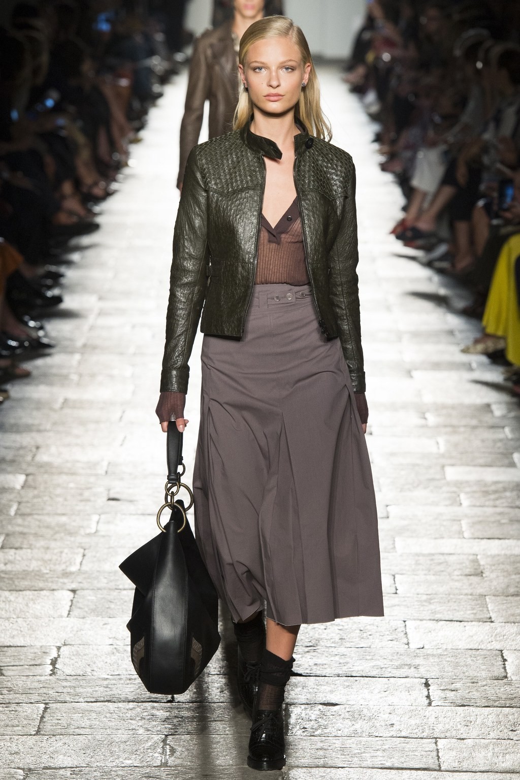 [보테가베네타] 50주년 기념 레전드, 탑 모델 대거 등장한 Bottega Veneta S/S 2017 컬렉션 | 인스티즈