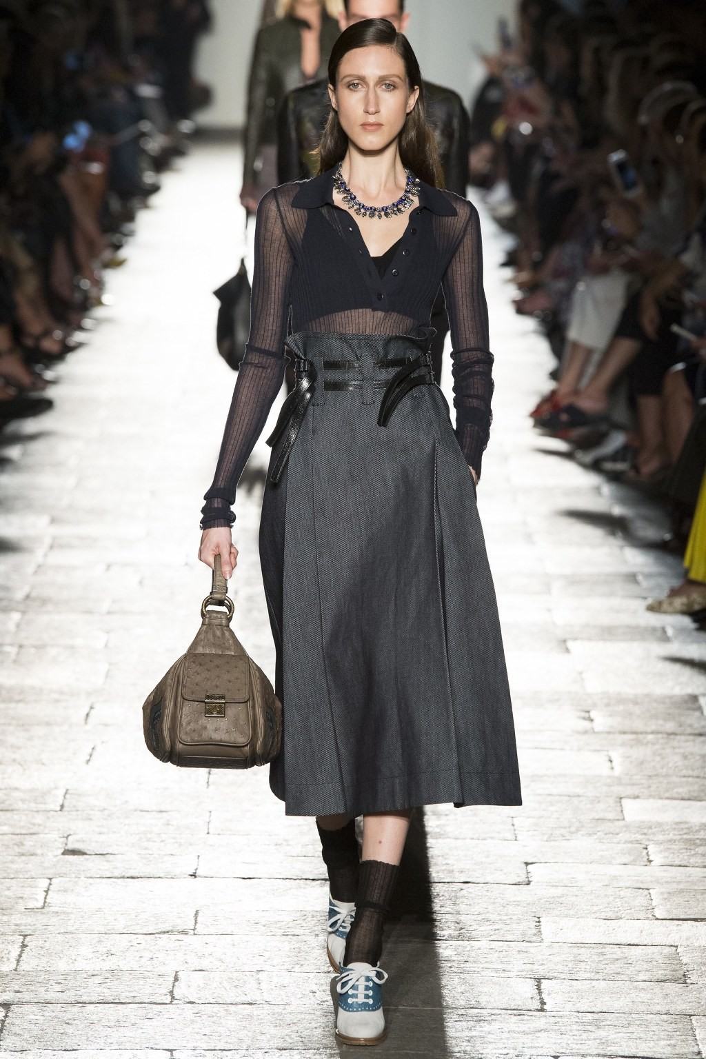 [보테가베네타] 50주년 기념 레전드, 탑 모델 대거 등장한 Bottega Veneta S/S 2017 컬렉션 | 인스티즈