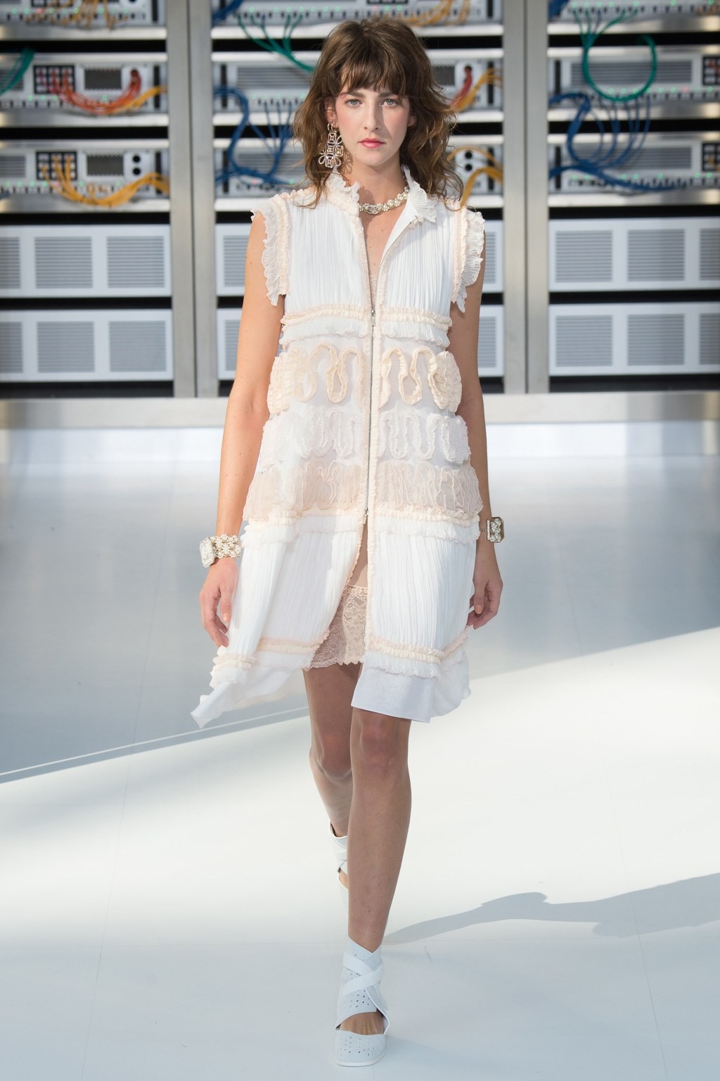 [샤넬] 샤넬 Data Center에서 열린 Chanel 2017 S/S 컬렉션 | 인스티즈