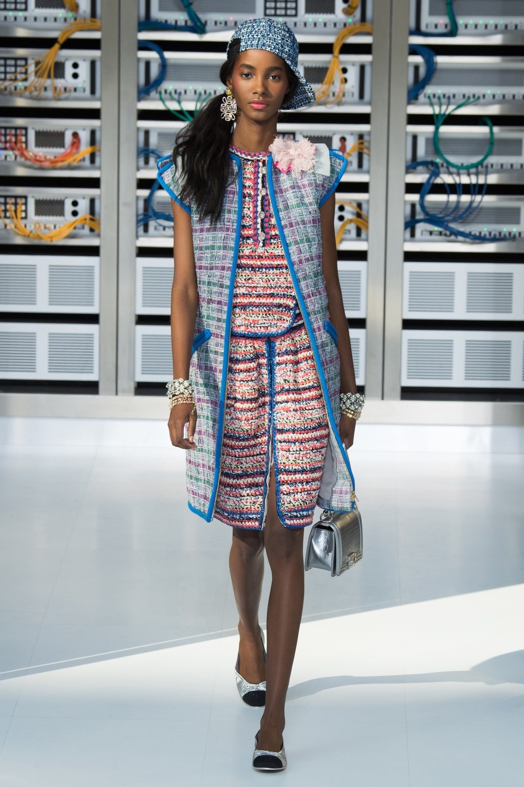 [샤넬] 샤넬 Data Center에서 열린 Chanel 2017 S/S 컬렉션 | 인스티즈