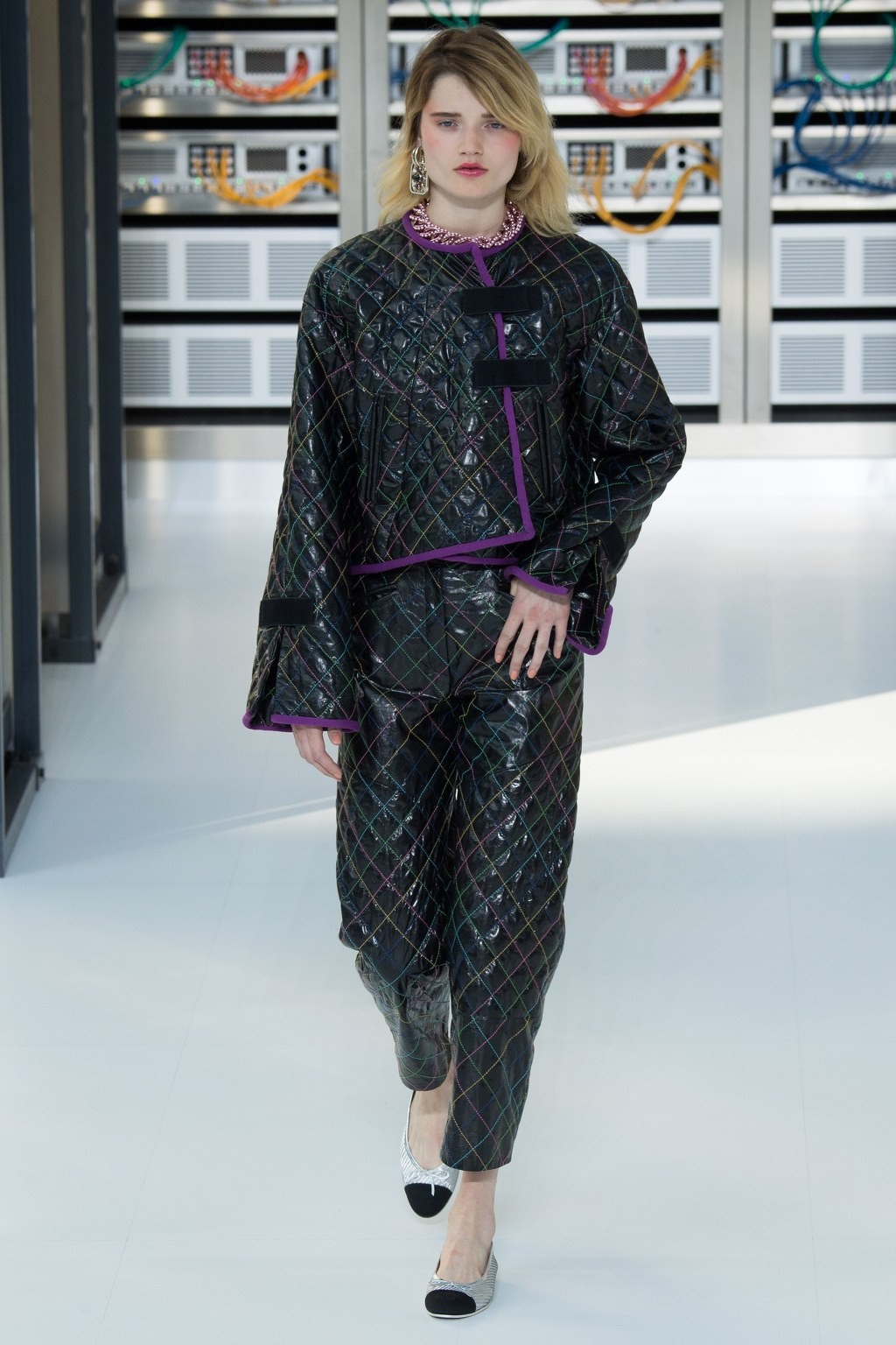 [샤넬] 샤넬 Data Center에서 열린 Chanel 2017 S/S 컬렉션 | 인스티즈