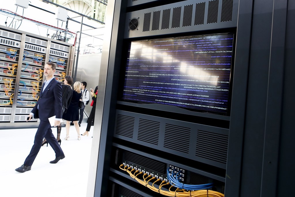 [샤넬] 샤넬 Data Center에서 열린 Chanel 2017 S/S 컬렉션 | 인스티즈