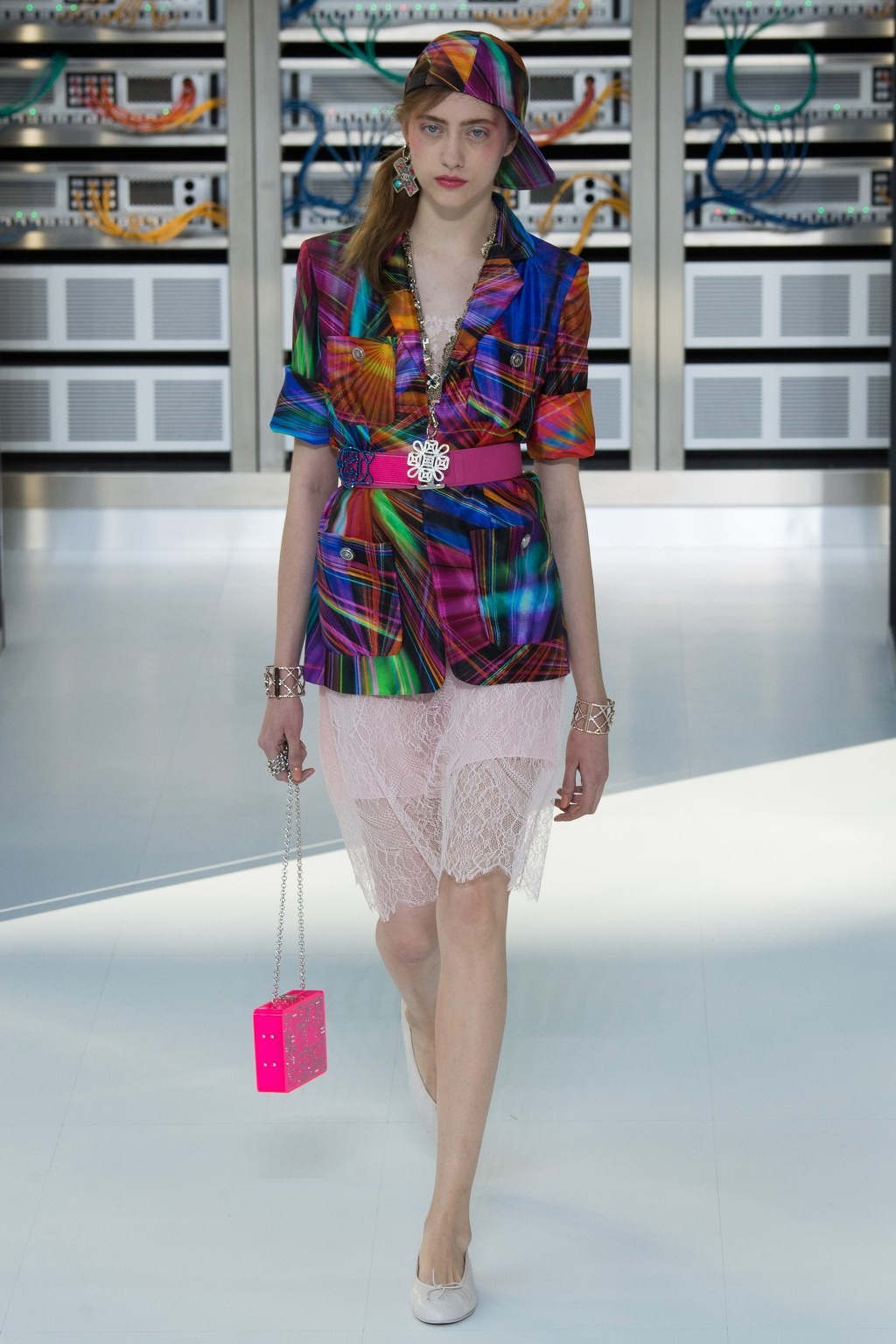 [샤넬] 샤넬 Data Center에서 열린 Chanel 2017 S/S 컬렉션 | 인스티즈