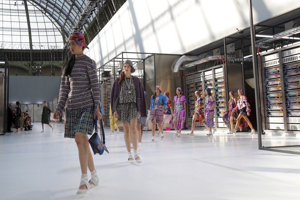 [샤넬] 샤넬 Data Center에서 열린 Chanel 2017 S/S 컬렉션 | 인스티즈