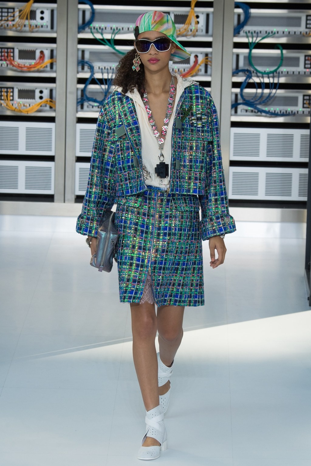 [샤넬] 샤넬 Data Center에서 열린 Chanel 2017 S/S 컬렉션 | 인스티즈