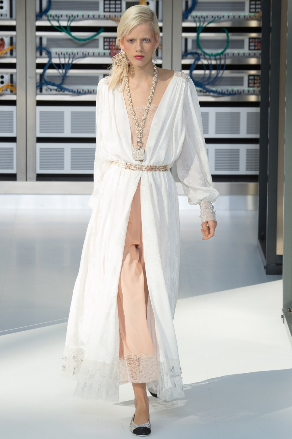 [샤넬] 샤넬 Data Center에서 열린 Chanel 2017 S/S 컬렉션 | 인스티즈