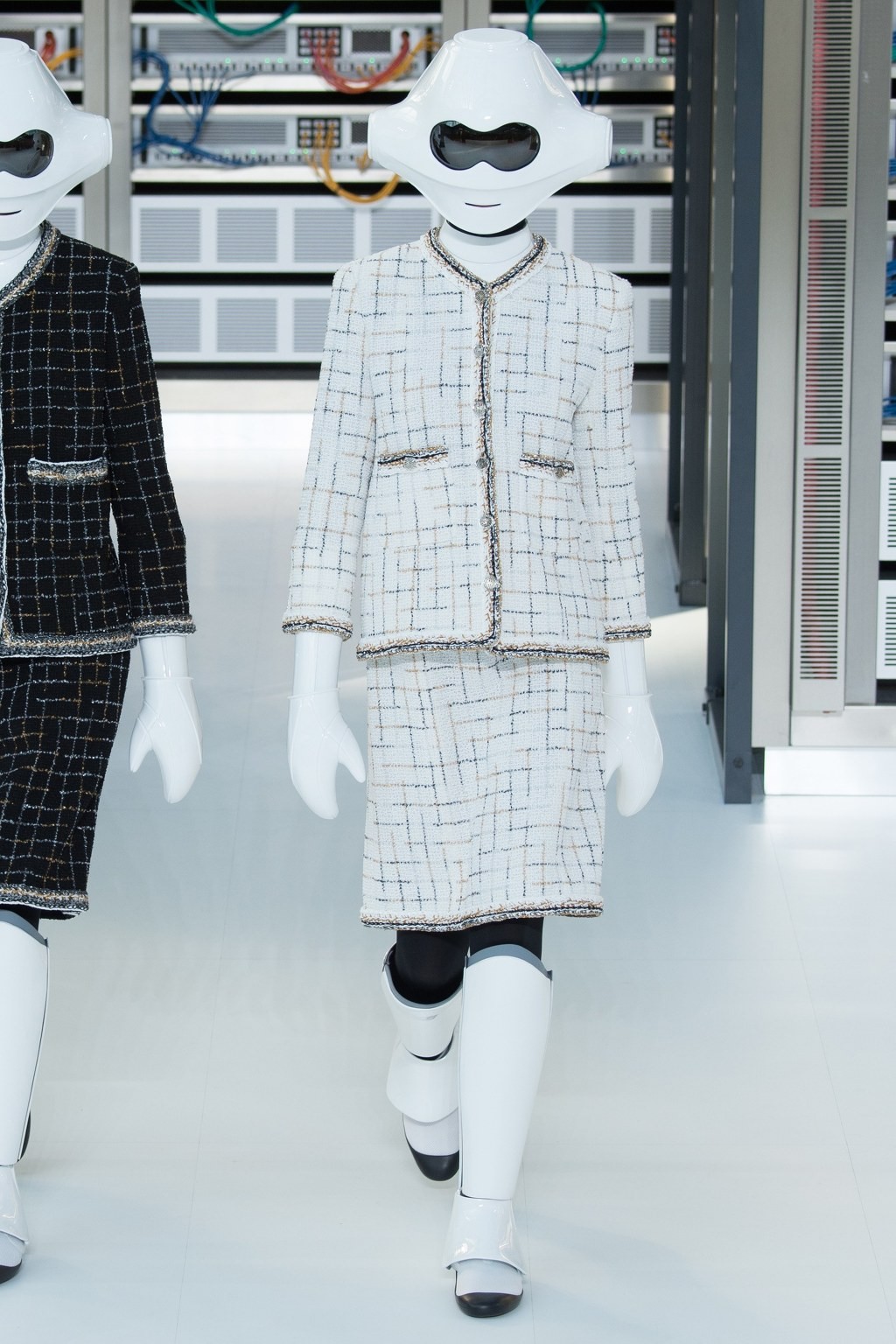 [샤넬] 샤넬 Data Center에서 열린 Chanel 2017 S/S 컬렉션 | 인스티즈