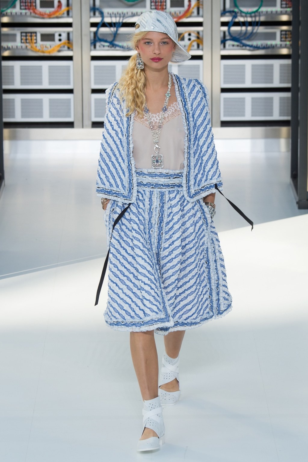 [샤넬] 샤넬 Data Center에서 열린 Chanel 2017 S/S 컬렉션 | 인스티즈