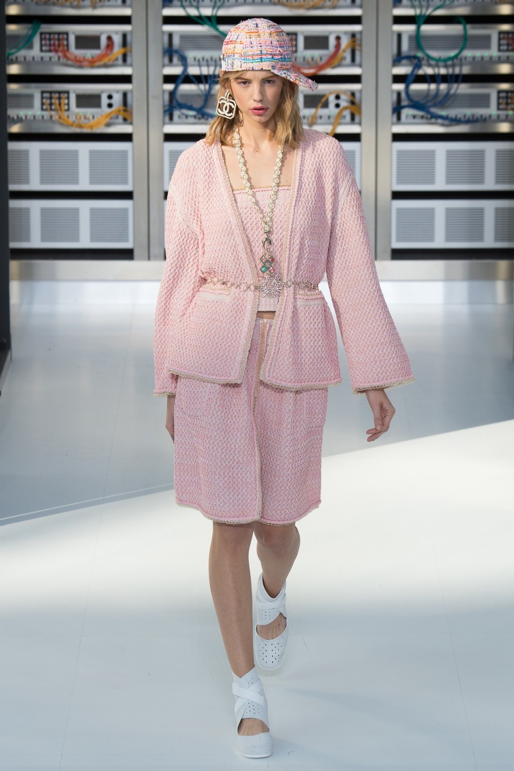 [샤넬] 샤넬 Data Center에서 열린 Chanel 2017 S/S 컬렉션 | 인스티즈