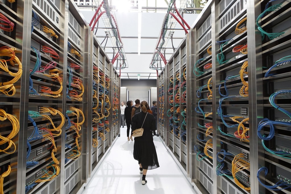 [샤넬] 샤넬 Data Center에서 열린 Chanel 2017 S/S 컬렉션 | 인스티즈