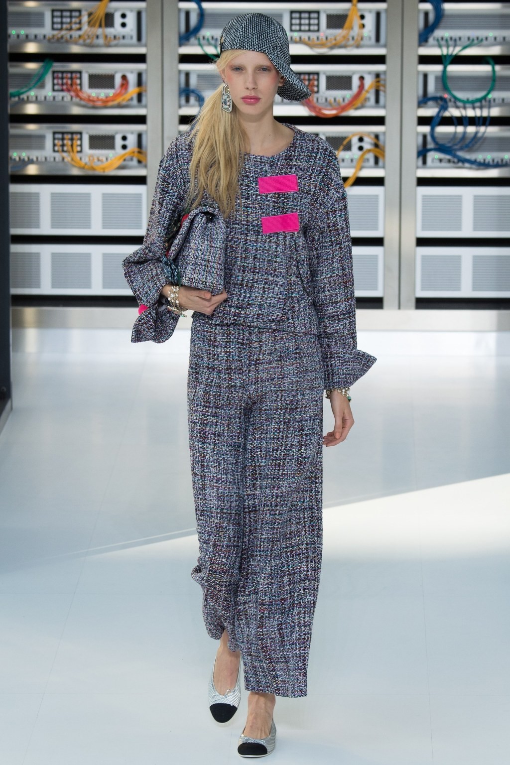 [샤넬] 샤넬 Data Center에서 열린 Chanel 2017 S/S 컬렉션 | 인스티즈