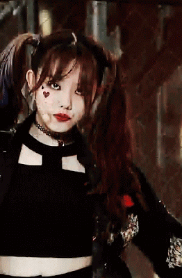 할리퀸 컨셉으로 무대한 아이오아이 소혜.gif | 인스티즈