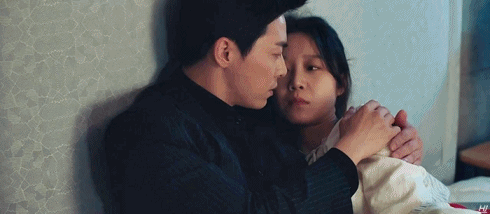 [질투의화신] 이화신 침대 파고들었다가 쫓겨나기까지.gif | 인스티즈