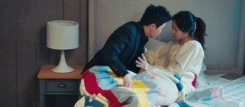 [질투의화신] 이화신 침대 파고들었다가 쫓겨나기까지.gif | 인스티즈