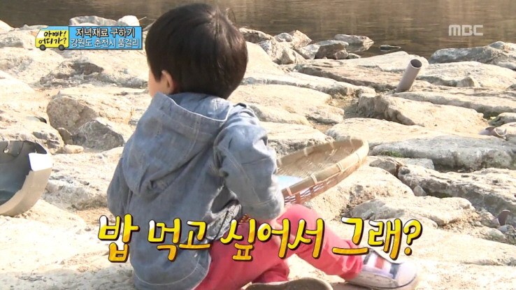 [아빠어디가] 생애 첫 미션을 받은 민율이 자세.jpg | 인스티즈