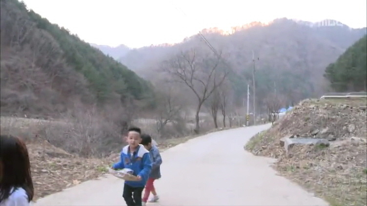 [아빠어디가] 생애 첫 미션을 받은 민율이 자세.jpg | 인스티즈