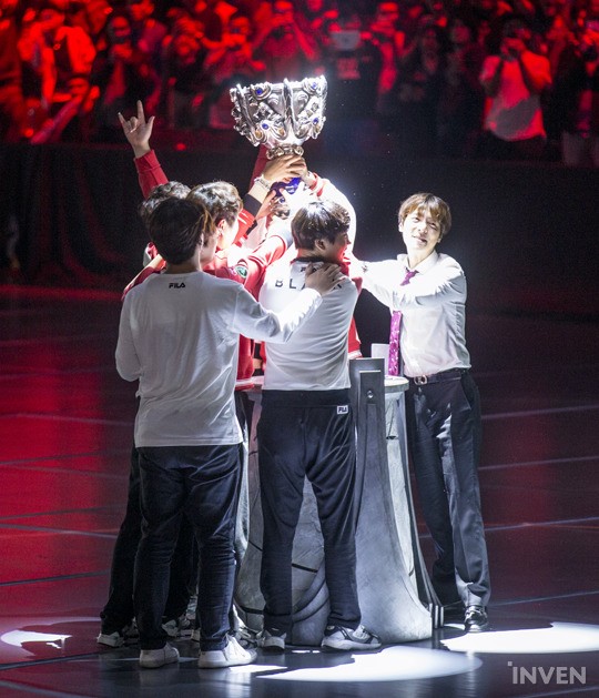 SK텔레콤 T1, 2016 롤드컵 우승…상금 23억원 기사+ 우승 사진 + 우승 동영상 [미국LA] | 인스티즈
