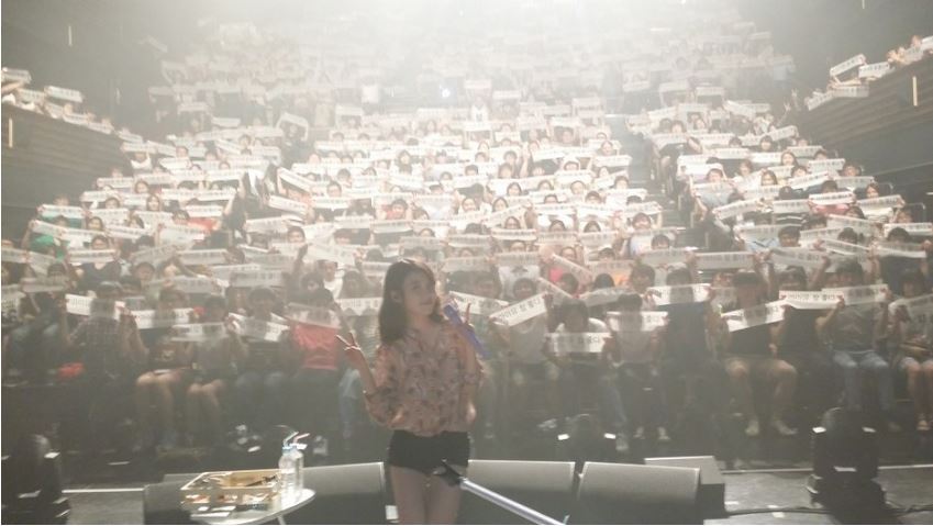 아이유 소극장 콘서트 공식영상 - 사랑이 지나가면 | 인스티즈