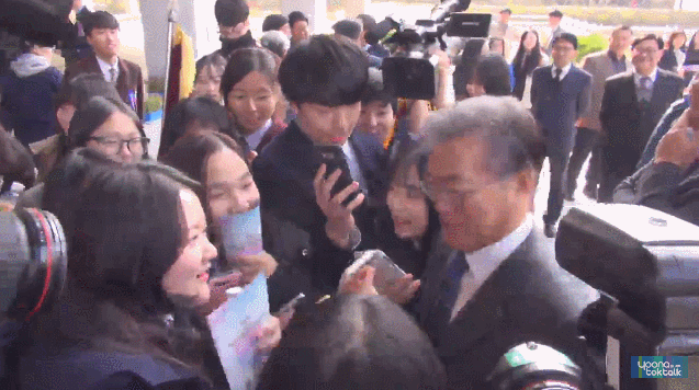 오늘자 문재인과 고등학생들.JPG | 인스티즈