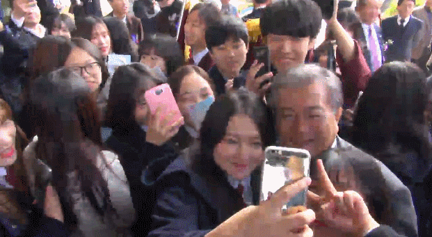 오늘자 문재인과 고등학생들.JPG | 인스티즈