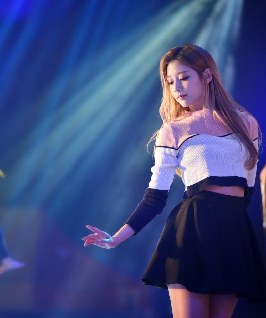 러블리즈 언니들에게 항상 몰이당하는 막내 정예인 | 인스티즈