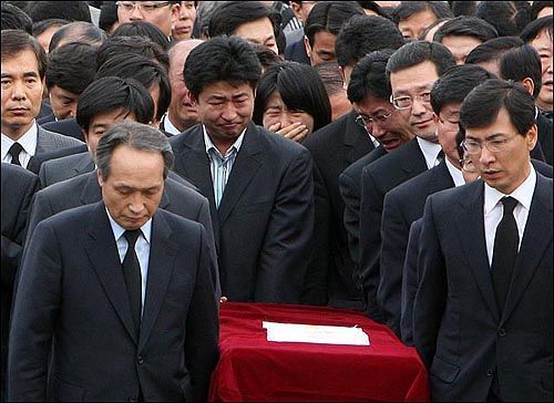 딴지 일보 김총수의 틈새 논평, 노무현 영결식 결정적 장면들 | 인스티즈