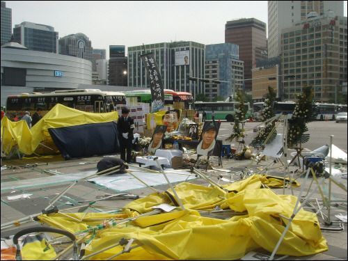 딴지 일보 김총수의 틈새 논평, 노무현 영결식 결정적 장면들 | 인스티즈