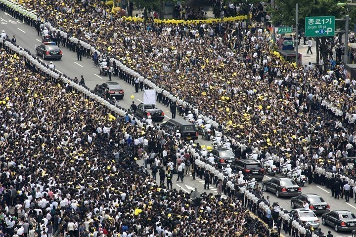 딴지 일보 김총수의 틈새 논평, 노무현 영결식 결정적 장면들 | 인스티즈