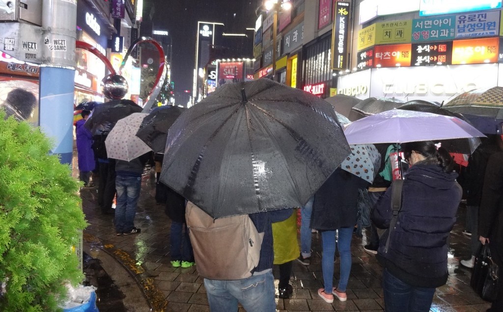 2016년 11월 18일, 비 내리는 부산 서면의 거리 풍경 | 인스티즈