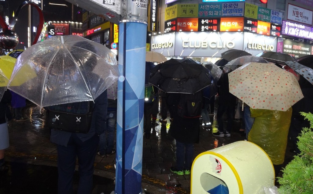 2016년 11월 18일, 비 내리는 부산 서면의 거리 풍경 | 인스티즈