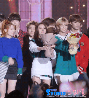 [트와이스] 다현이 애교에 웃다가 정색하는 정연이.swf | 인스티즈