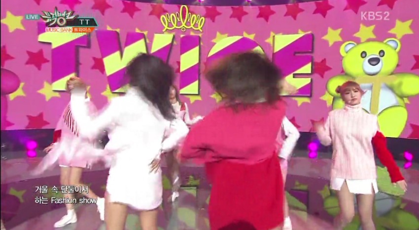 트와이스 로고 위에 나타난 오마이걸 로고 | 인스티즈