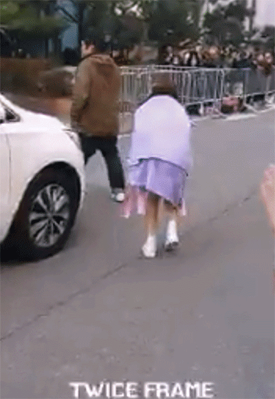 트와이스) 눈치보다 젤리 받아가는 오늘자 나연 움짤 | 인스티즈