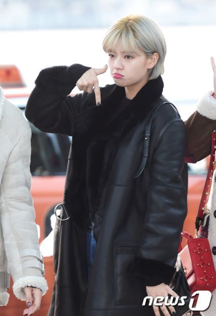 오늘자 배우 포스 뿜으며 공항 출국하는 정연 | 인스티즈