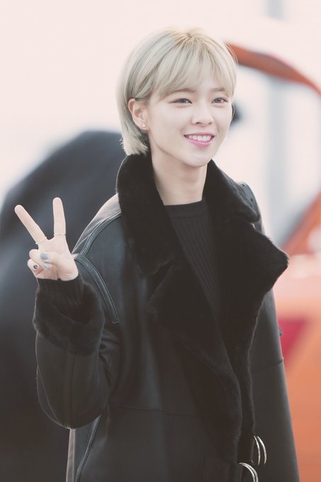 오늘자 배우 포스 뿜으며 공항 출국하는 정연 | 인스티즈