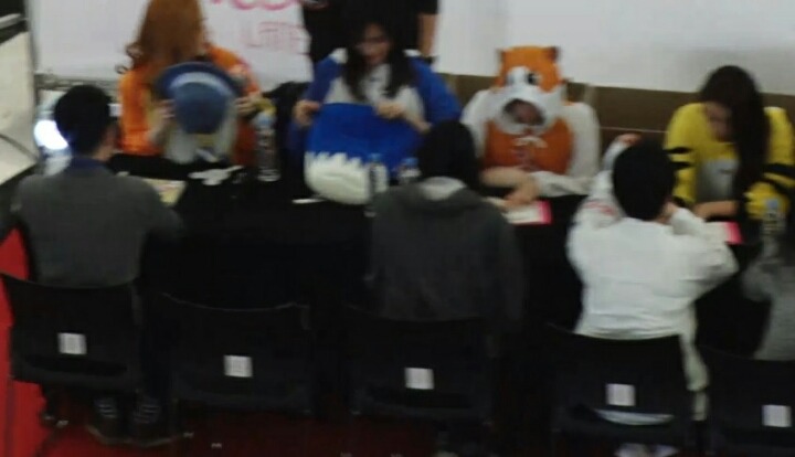 팬싸 테러??? 트와이스 미나 전범기 모자 사건 요약 (Feat. 트와이스 매니저의 역대급 세이브) | 인스티즈