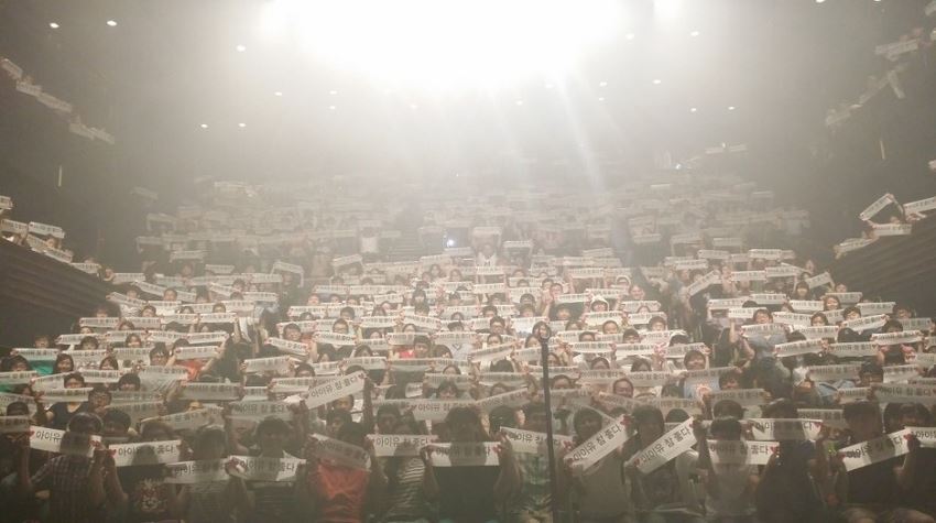 아이유 소극장 콘서트 공식영상 - 사랑이 지나가면 | 인스티즈