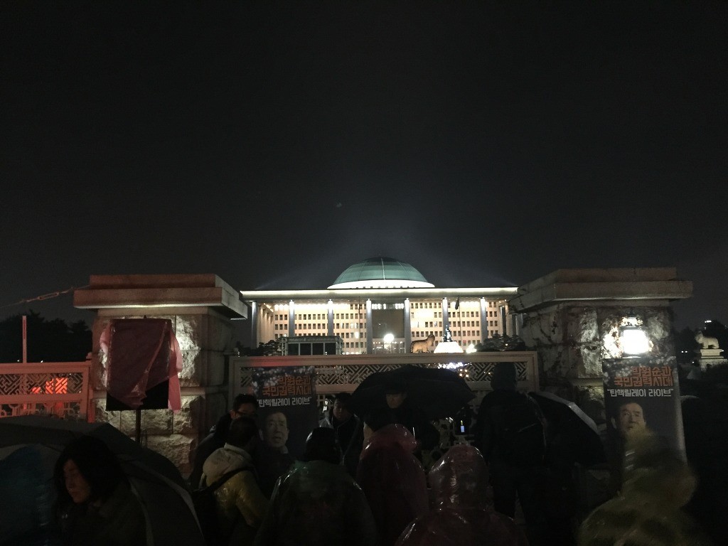  탄핵 가결 발표 순간 국회 앞 반응 | 인스티즈