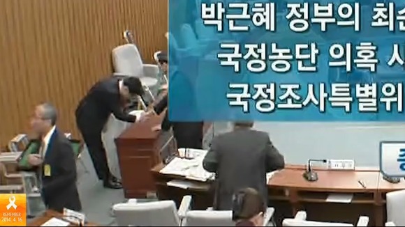 장제원 의원 청문회 끝난후 곧바로 김장수에 폴더인사 | 인스티즈